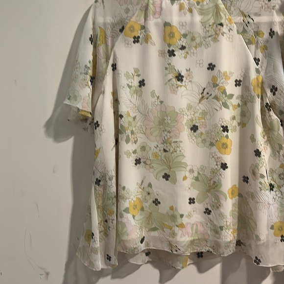 This is a gorgeous Lauren Conrad blouse. - Picture 2 of 3